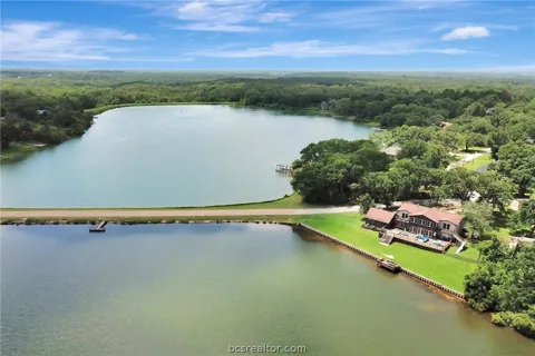 571 Lakeview Circle