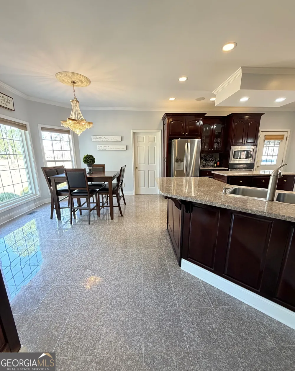 22 Savannah CIR Hawkinsville, GA 31036