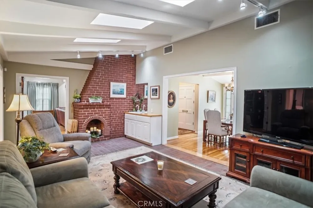 10419 Bloomfield Street Toluca Lake, CA 91602