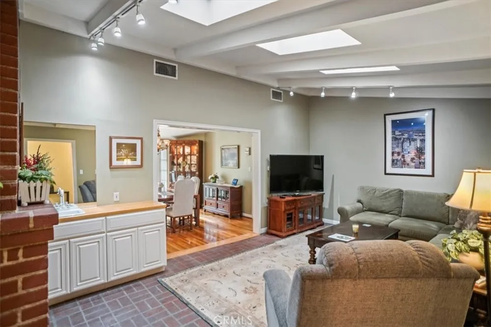 10419 Bloomfield Street Toluca Lake, CA 91602