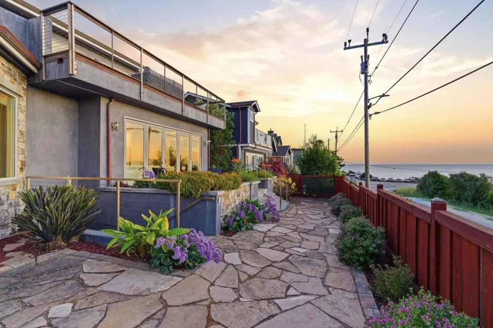 2974 E Cliff Drive Santa Cruz, CA 95062