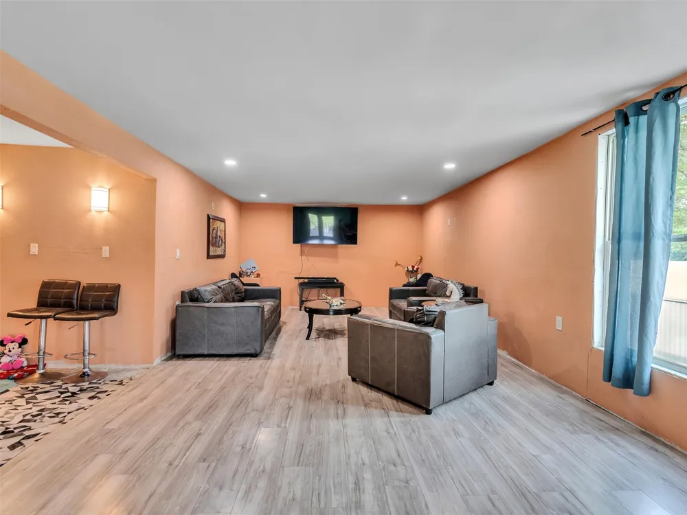 137 County Road 5023 Cleveland, TX 77327