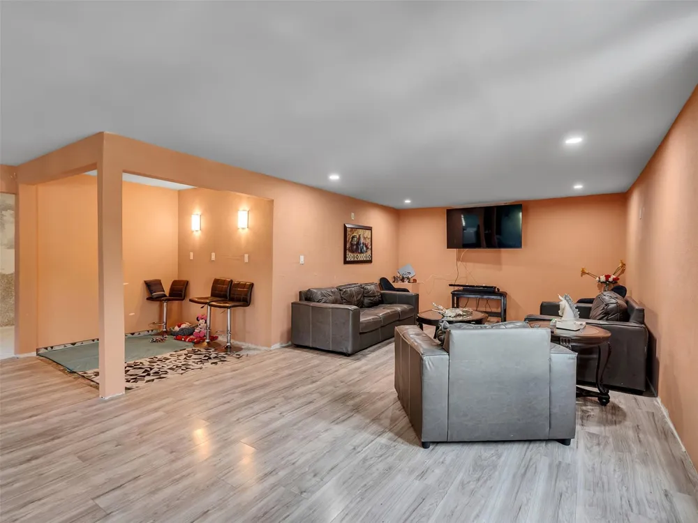 137 County Road 5023 Cleveland, TX 77327