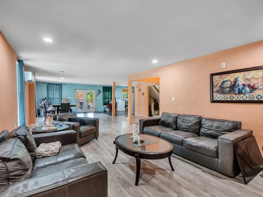 137 County Road 5023 Cleveland, TX 77327