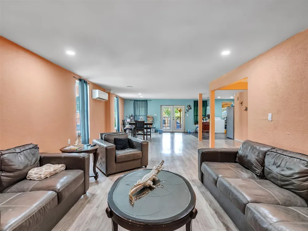137 County Road 5023 Cleveland, TX 77327