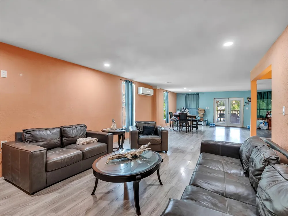 137 County Road 5023 Cleveland, TX 77327