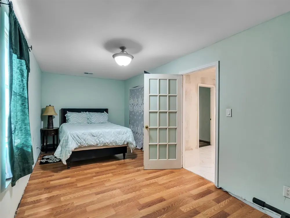 137 County Road 5023 Cleveland, TX 77327