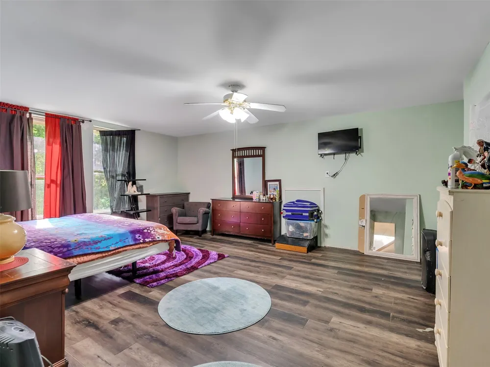 137 County Road 5023 Cleveland, TX 77327