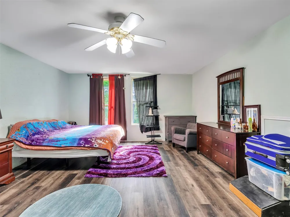 137 County Road 5023 Cleveland, TX 77327