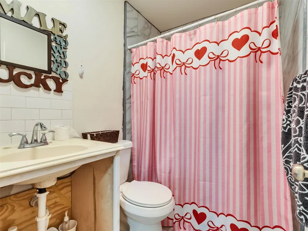 137 County Road 5023 Cleveland, TX 77327