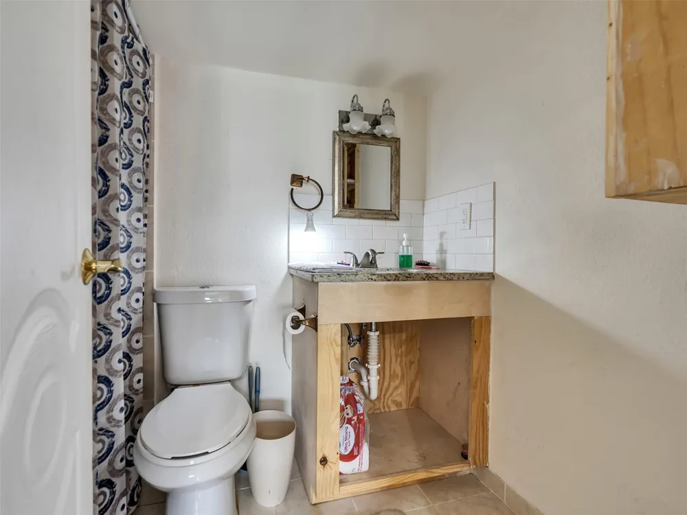 137 County Road 5023 Cleveland, TX 77327