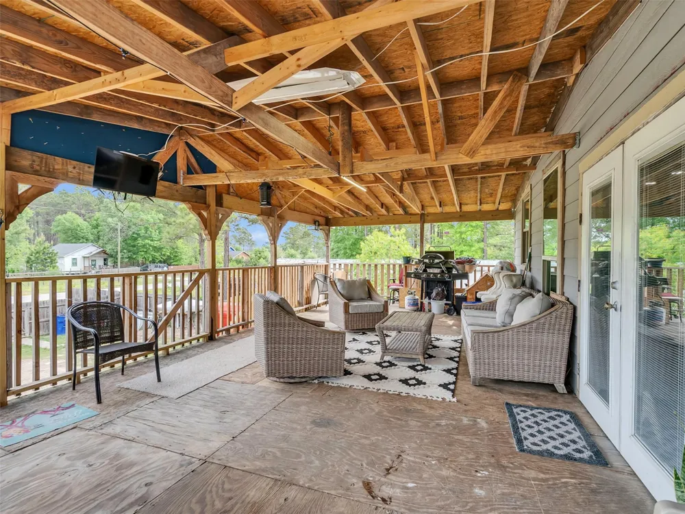 137 County Road 5023 Cleveland, TX 77327
