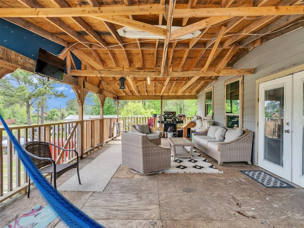 137 County Road 5023 Cleveland, TX 77327