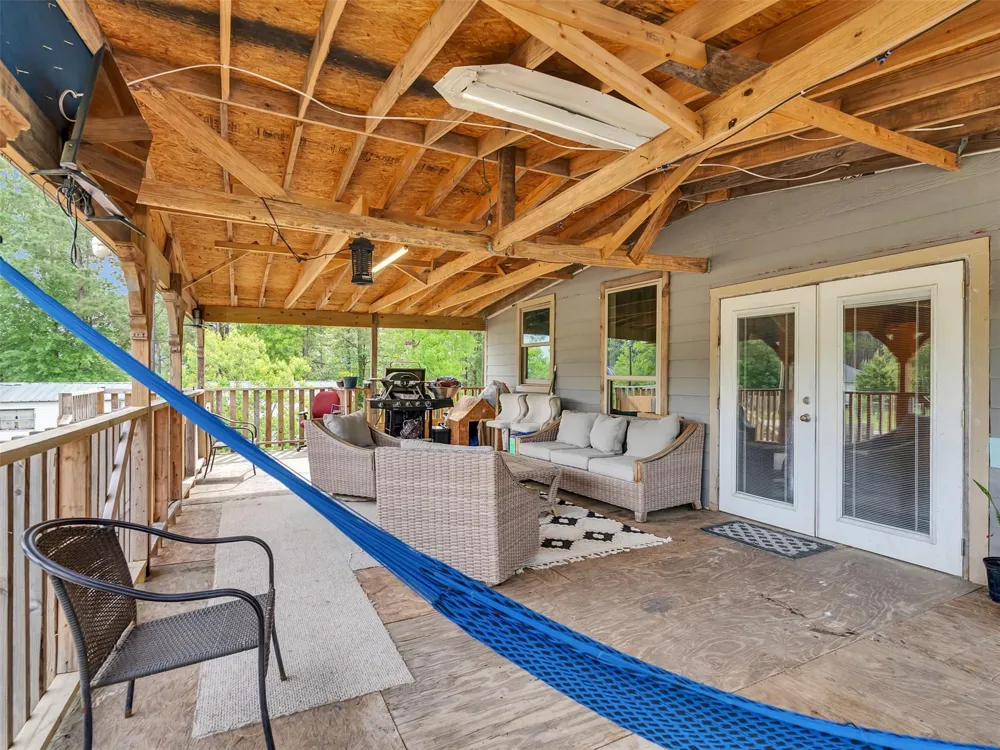 137 County Road 5023 Cleveland, TX 77327