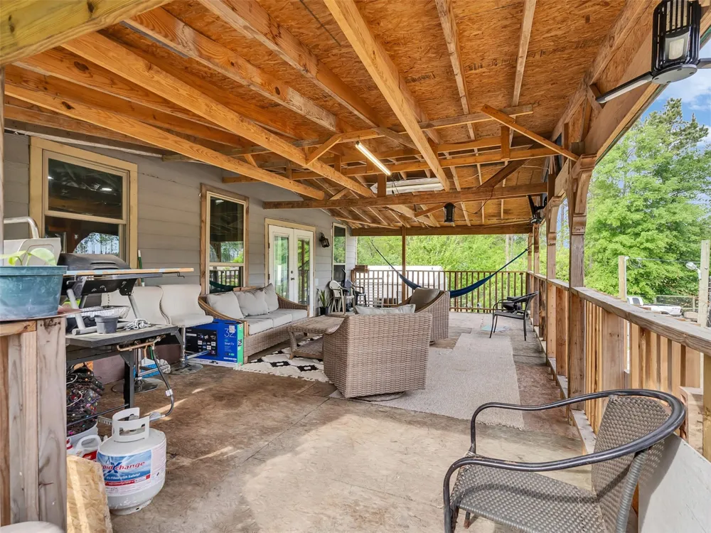 137 County Road 5023 Cleveland, TX 77327