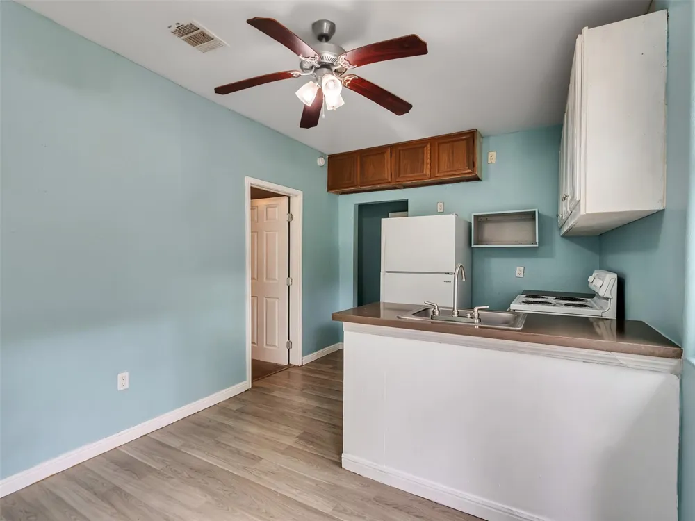 137 County Road 5023 Cleveland, TX 77327