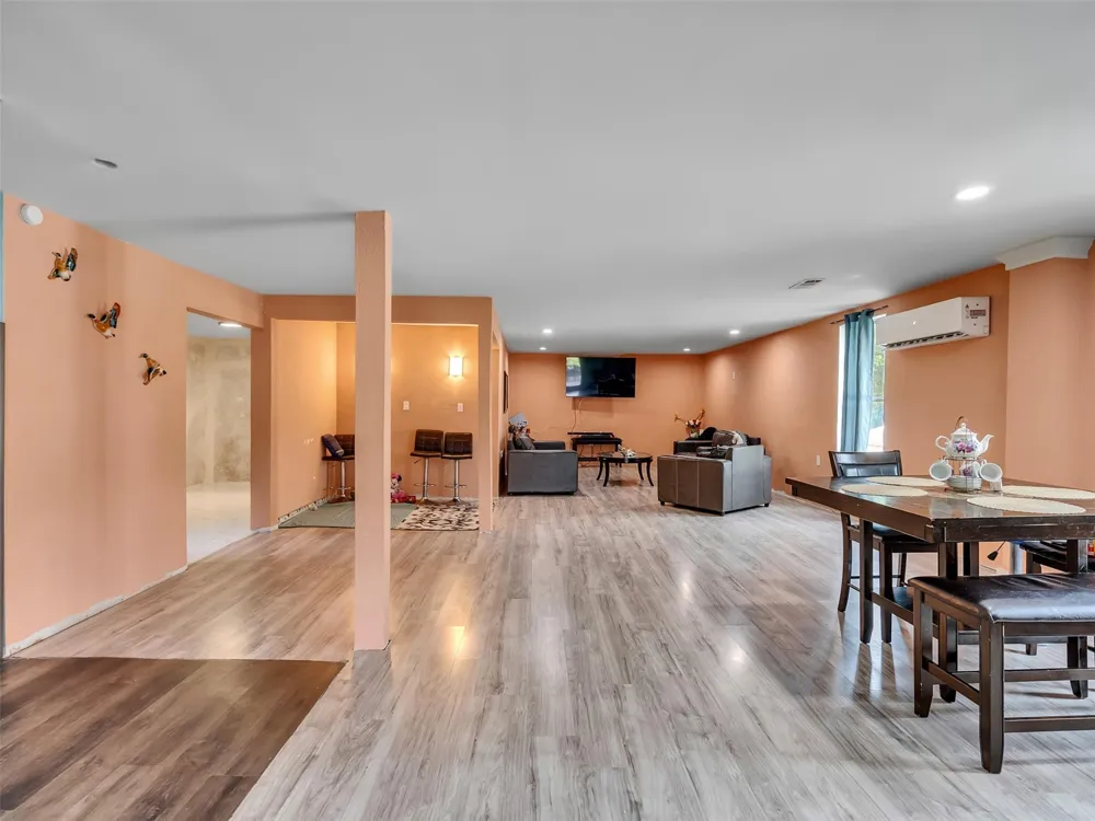 137 County Road 5023 Cleveland, TX 77327