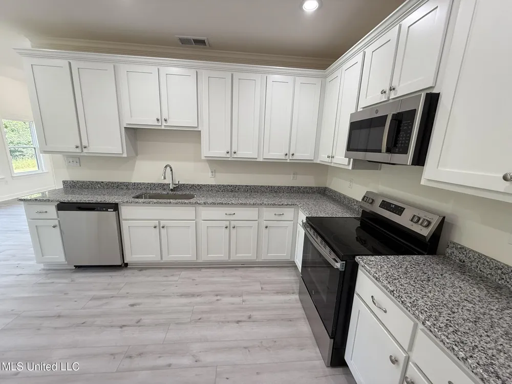 37 Honey Suckle Cove Holly Springs, MS 38635