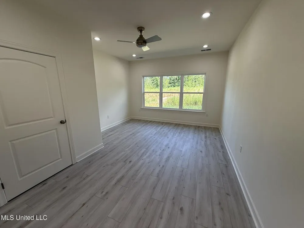 37 Honey Suckle Cove Holly Springs, MS 38635