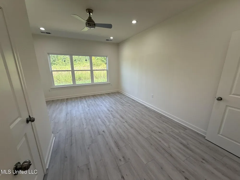 37 Honey Suckle Cove Holly Springs, MS 38635