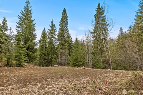 33 Lakeside Court