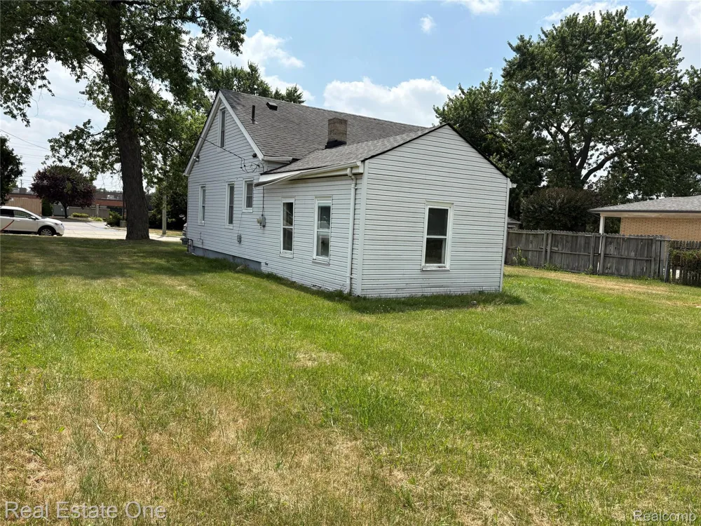 5873 Elmgrove Avenue Warren City, MI 48092