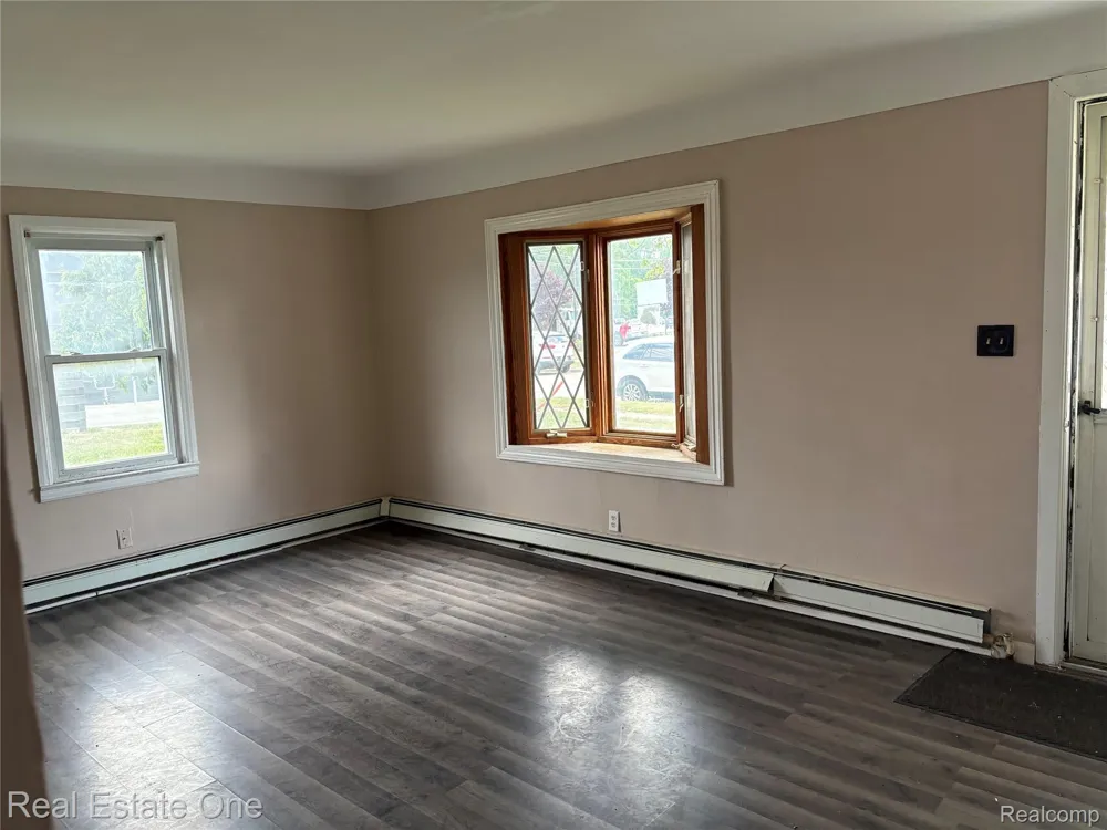 5873 Elmgrove Avenue Warren City, MI 48092
