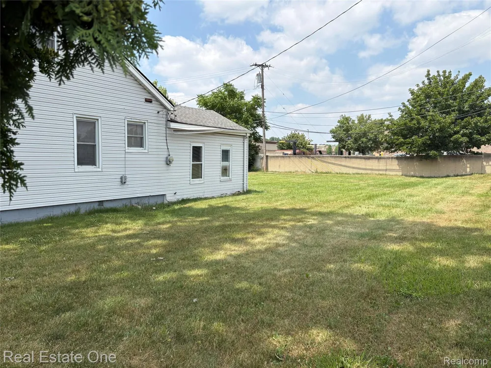 5873 Elmgrove Avenue Warren City, MI 48092