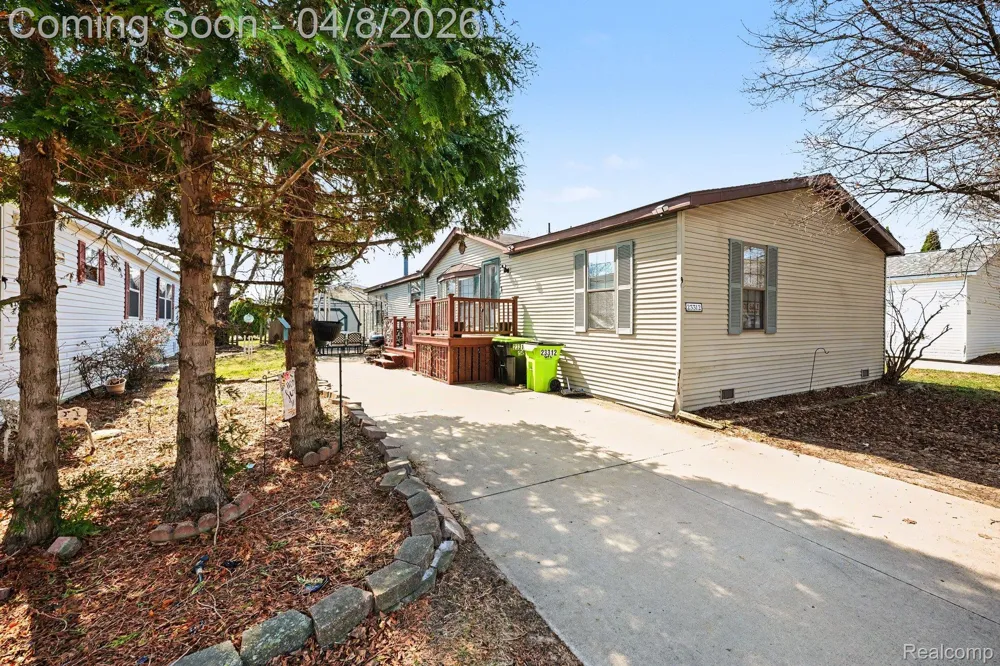 23312 Crystal Dr Clinton Charter Township, MI 48036