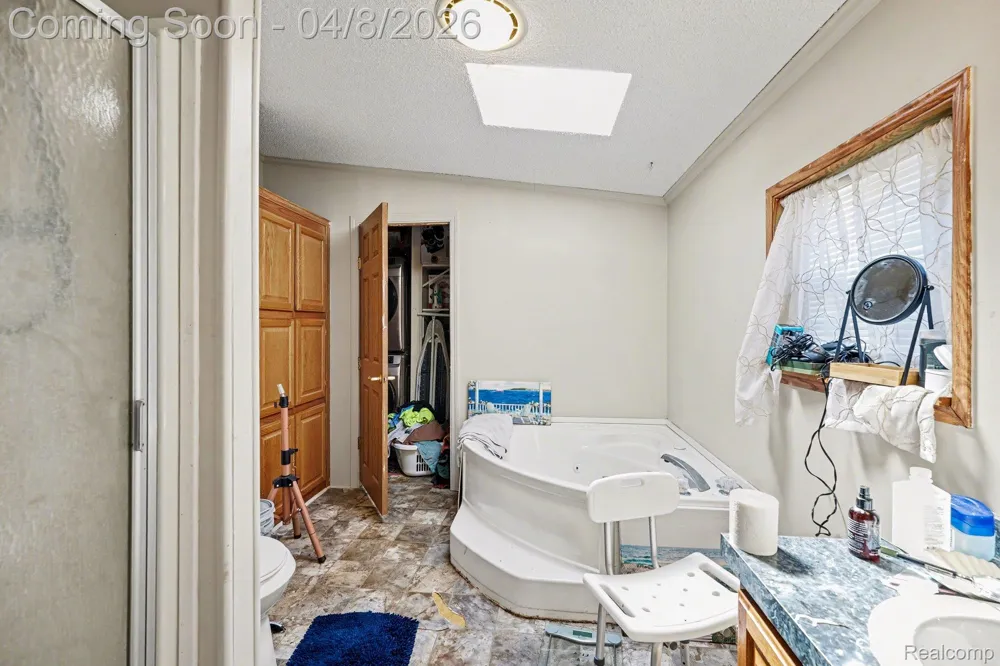 23312 Crystal Dr Clinton Charter Township, MI 48036