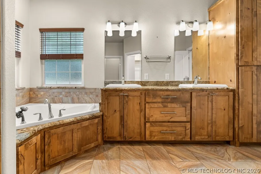 11703 Hidden Oak Circle Kingston, OK 73439