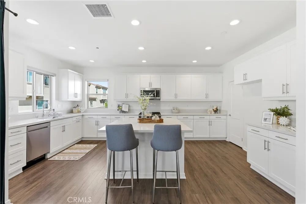 600 Shadowbrook Lake Forest, CA 92610