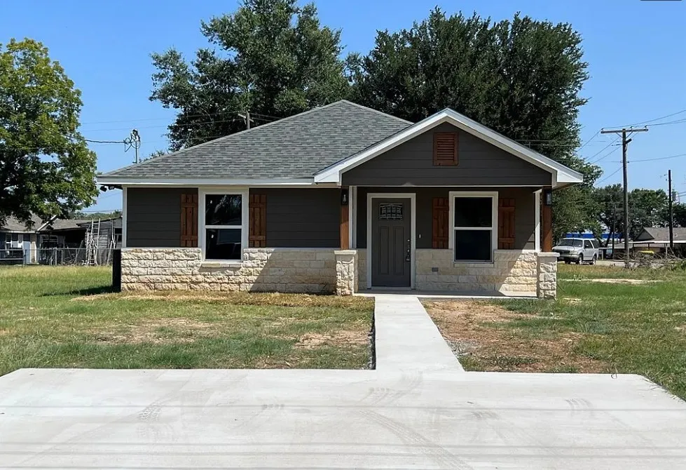 709 W Evans Street Hearne, TX 77859