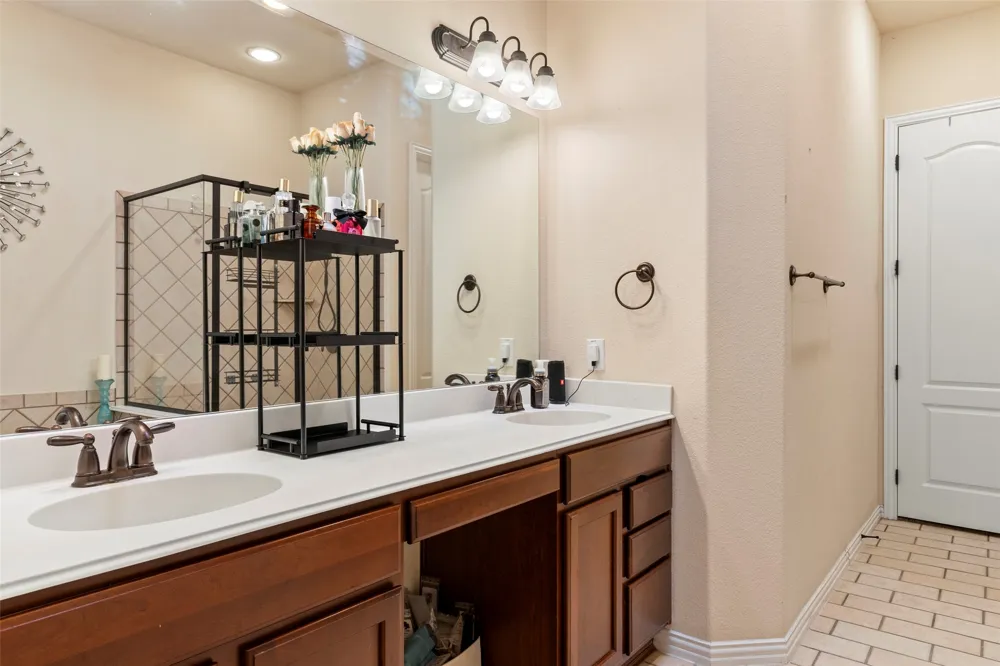 2476 Deer Run Lewisville, TX 75067