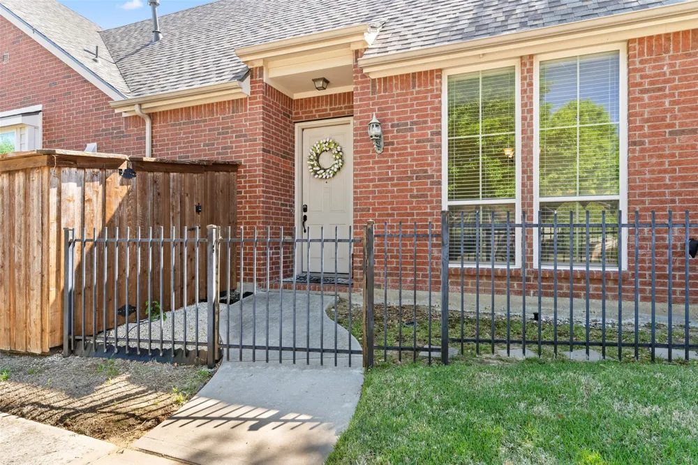 2476 Deer Run Lewisville, TX 75067