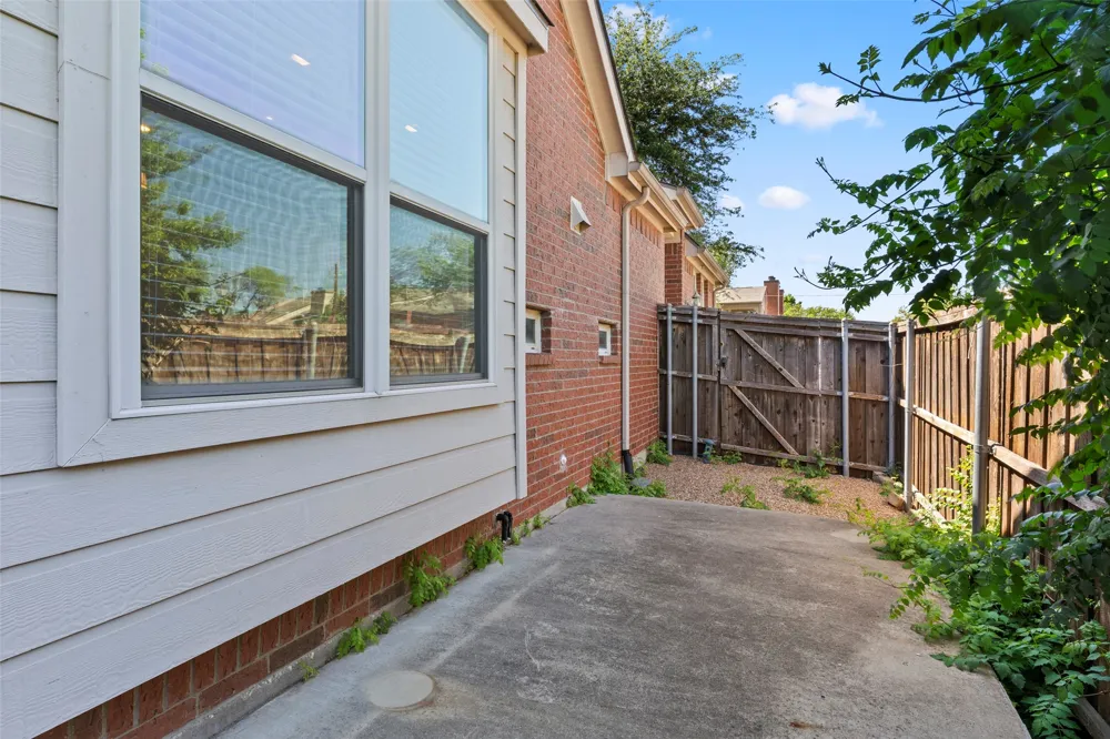 2476 Deer Run Lewisville, TX 75067