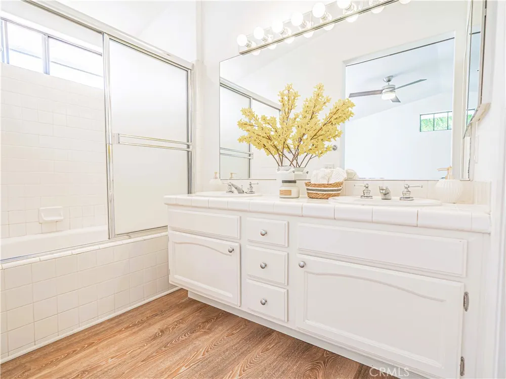 4797 Taranto Oak Park, CA 91377