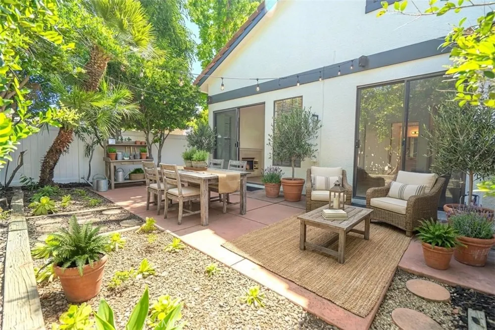4797 Taranto Oak Park, CA 91377