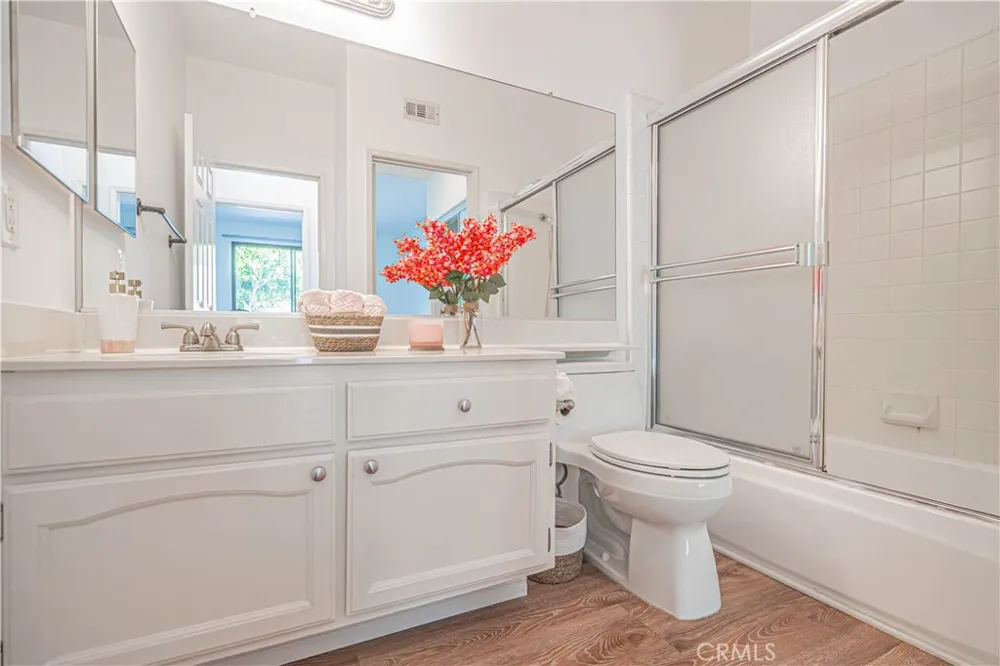 4797 Taranto Oak Park, CA 91377