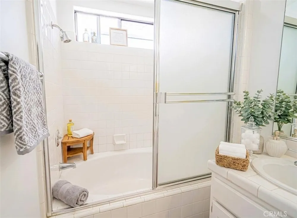 4797 Taranto Oak Park, CA 91377