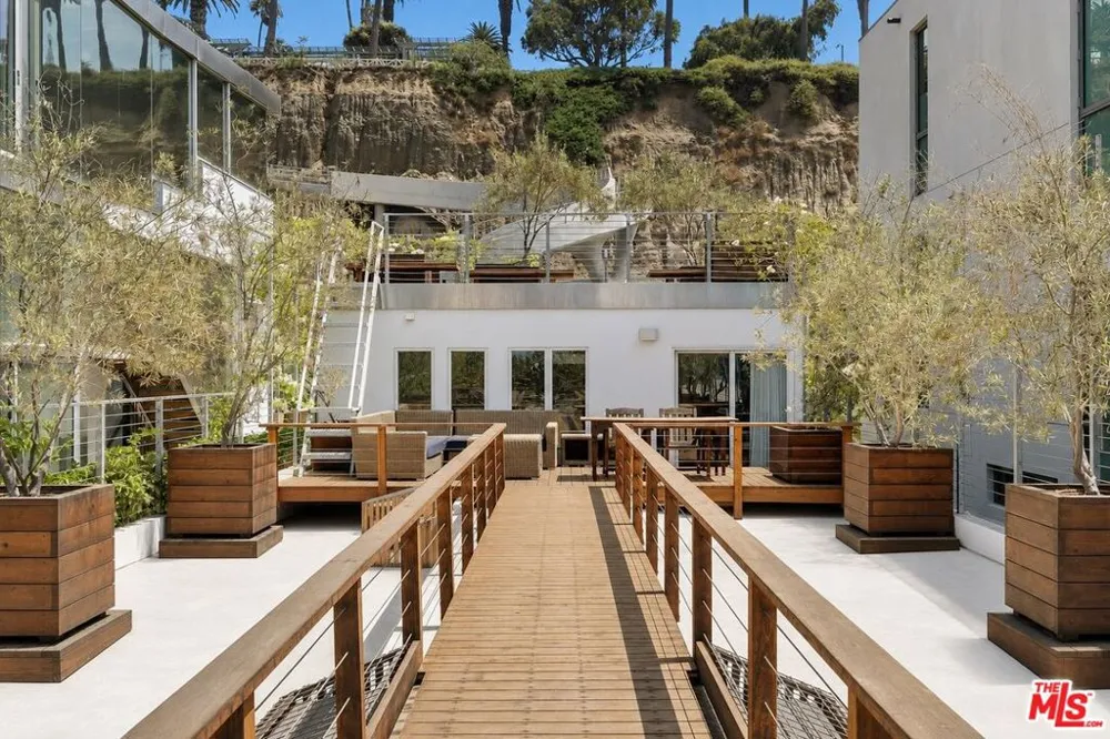 936 Palisades Beach Road Santa Monica, CA 90403
