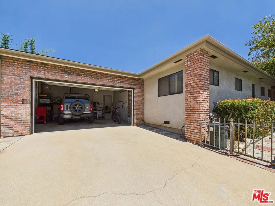 7449 Kentwood Avenue Los Angeles, CA 90045