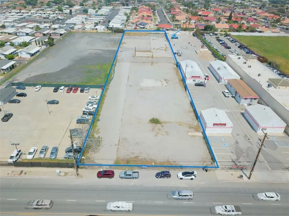 17514 Valley Bloomington, CA 92316