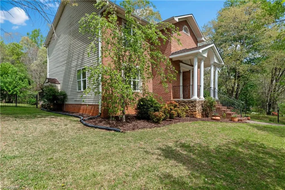 5532 Folkstone Road Pfafftown, NC 27040