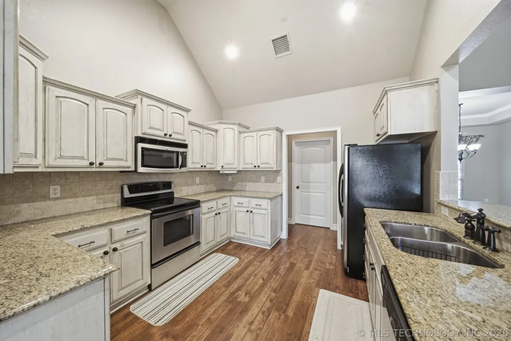 208 New Haven Street Catoosa, OK 74015