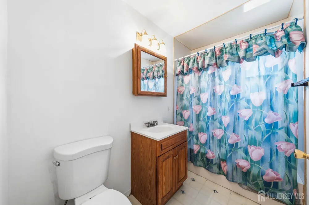 22 Grand Avenue Iselin, NJ 08830