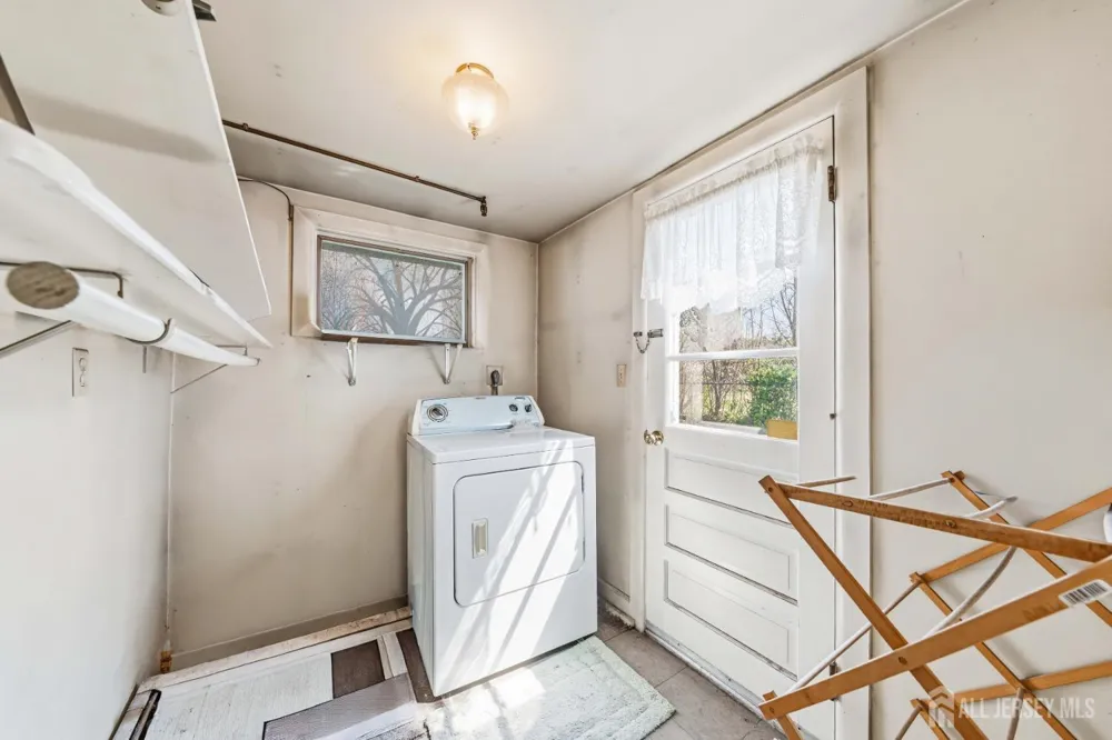 22 Grand Avenue Iselin, NJ 08830