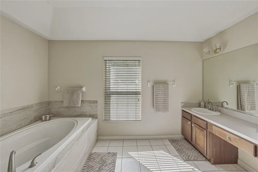 5104 WHISPERING LEAF TRAIL Valrico, FL 33596