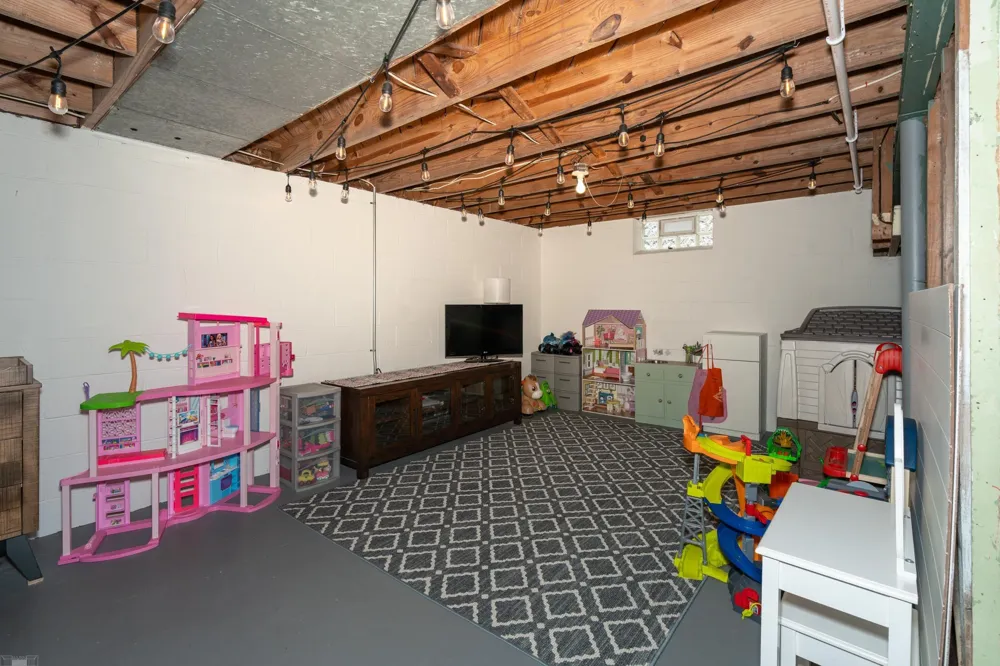 16605 Rosemary Street Fraser City, MI 48026