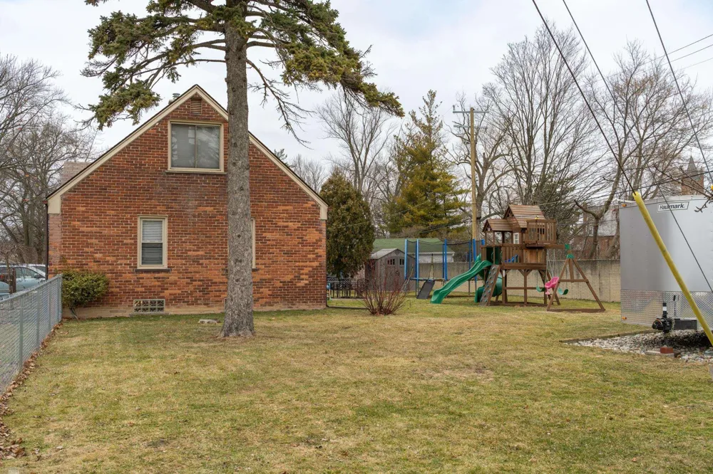 16605 Rosemary Street Fraser City, MI 48026
